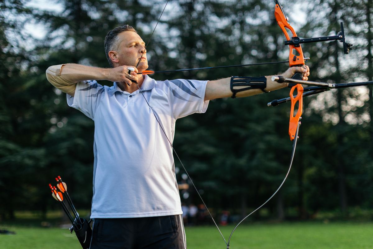 Bogenschütze beim Training im Freien