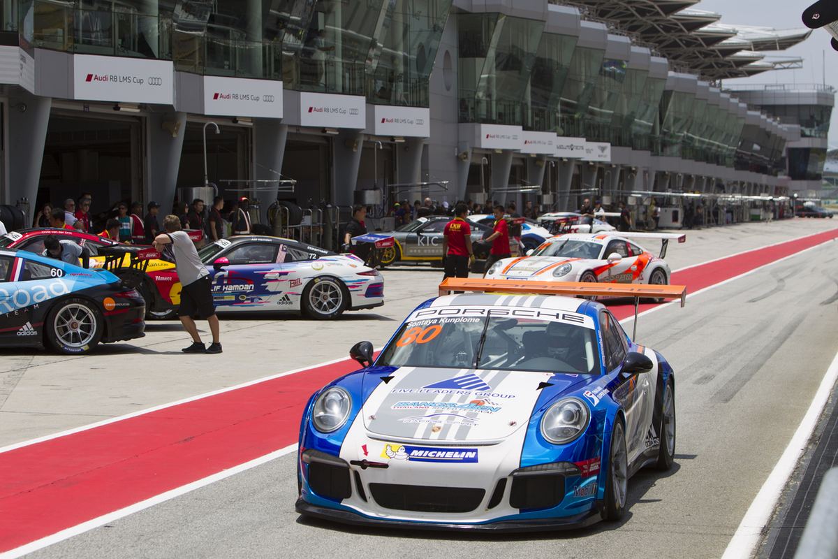 Rennwagen in der Boxengasse eines Motorsport-Events