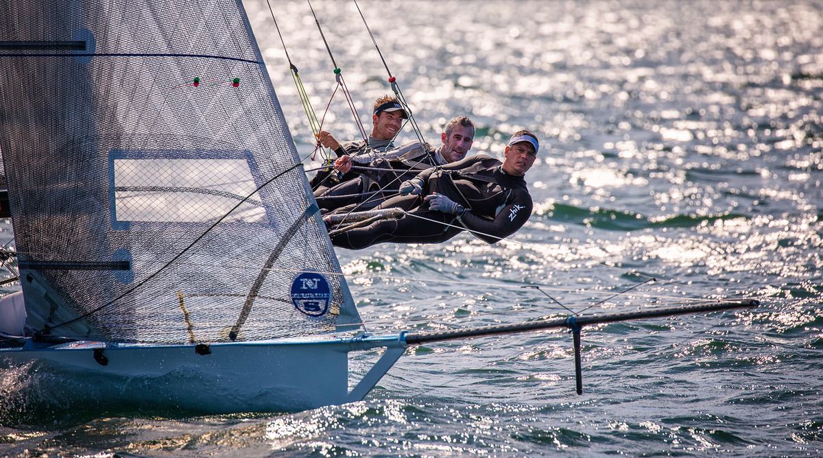 Segelteam in voller Fahrt bei einer Regatta