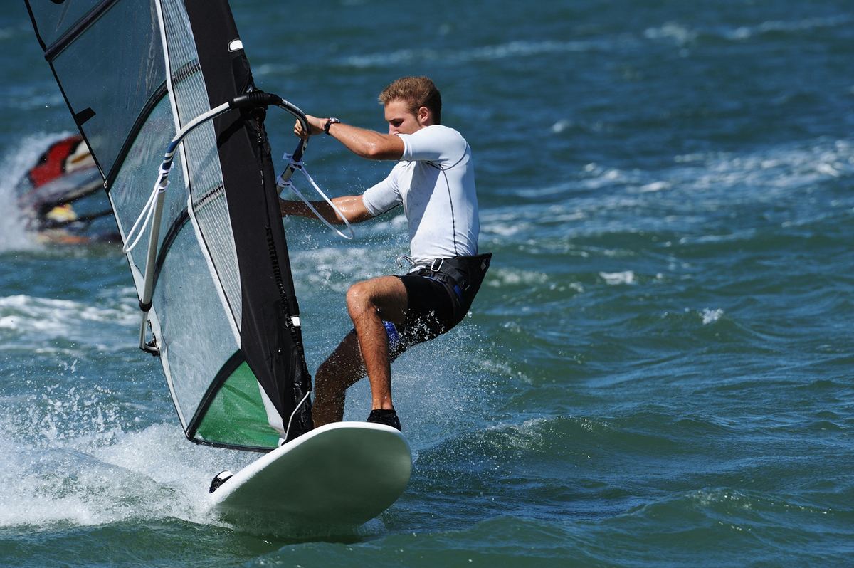 Windsurfer in Fahrt auf dem Wasser